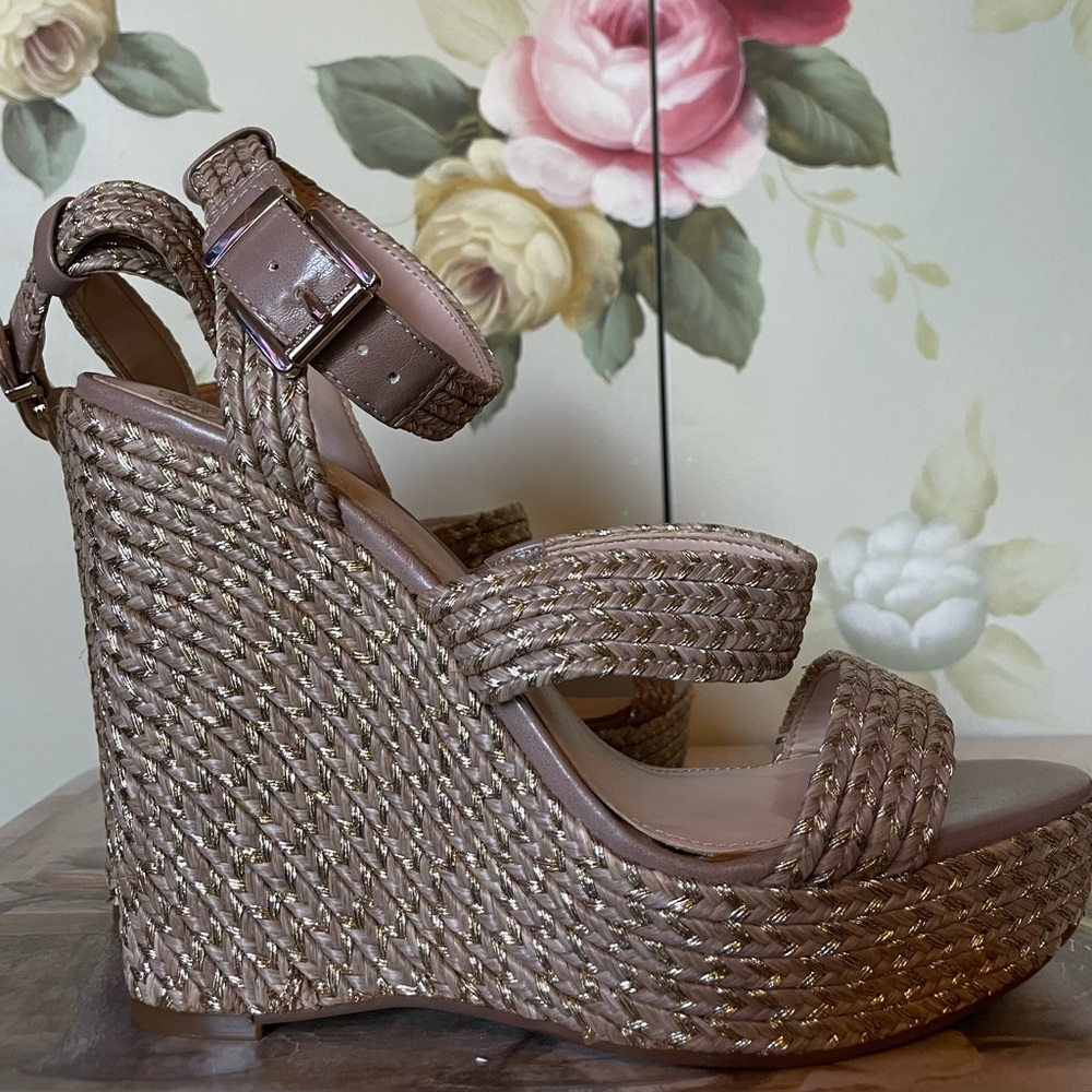 “VINCE CAMUTO RAFFA WEDGE SANDAL-SZ 8  GOLD